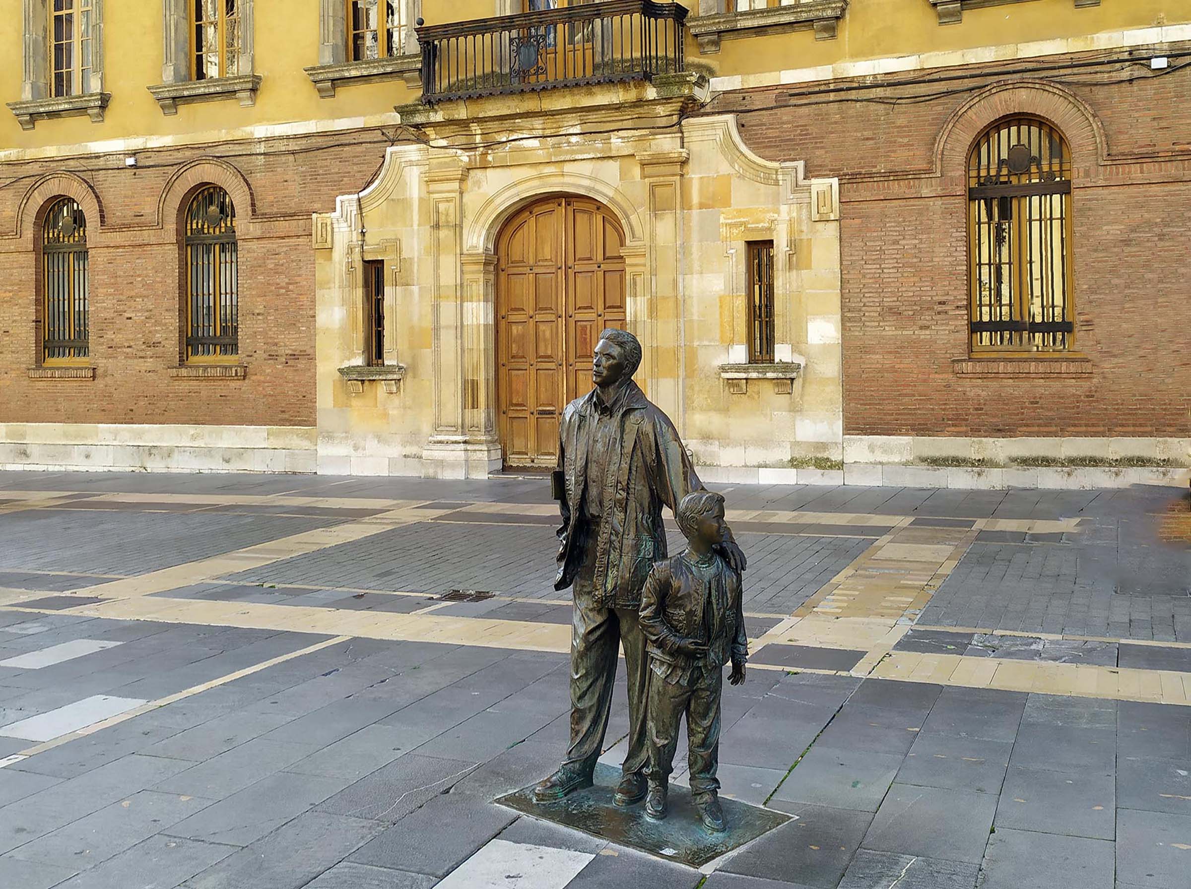 Escultura "Padre e hijo". Plaza de la Regla, León