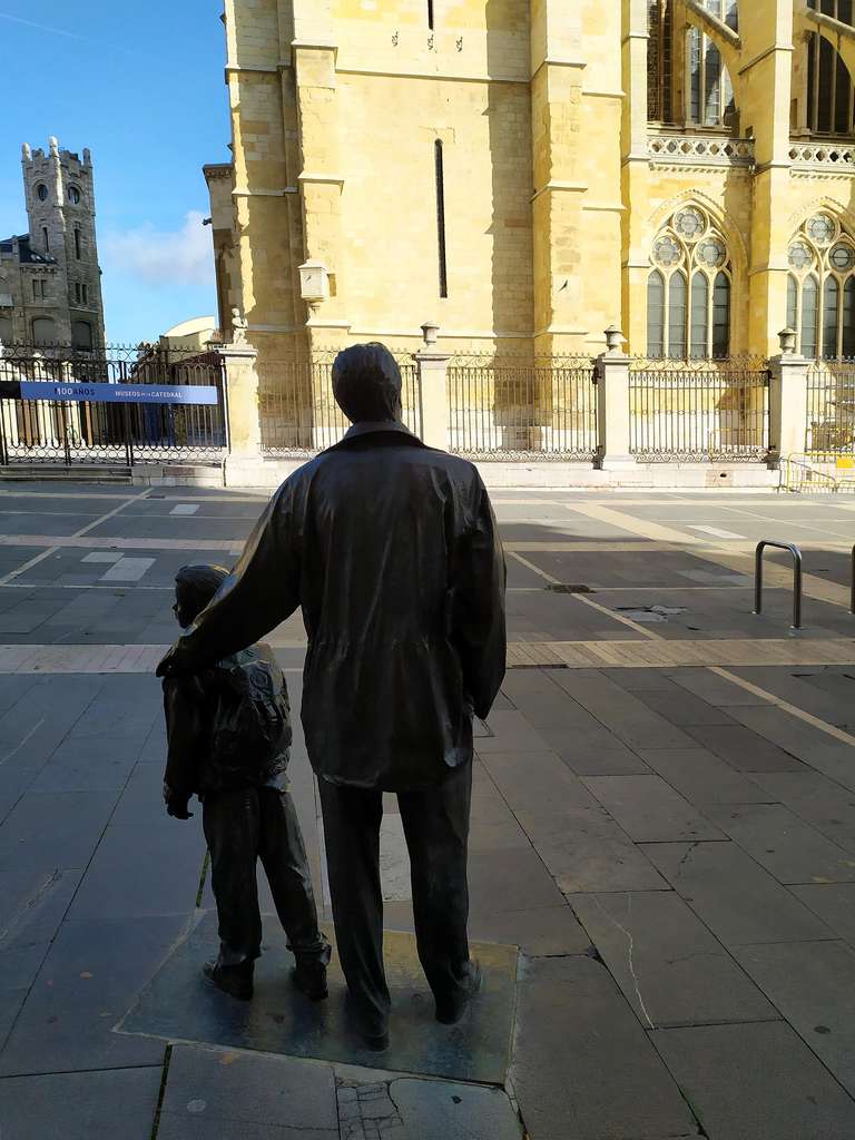 Escultura 'Padre hijo' Plaza de la Regla, León.