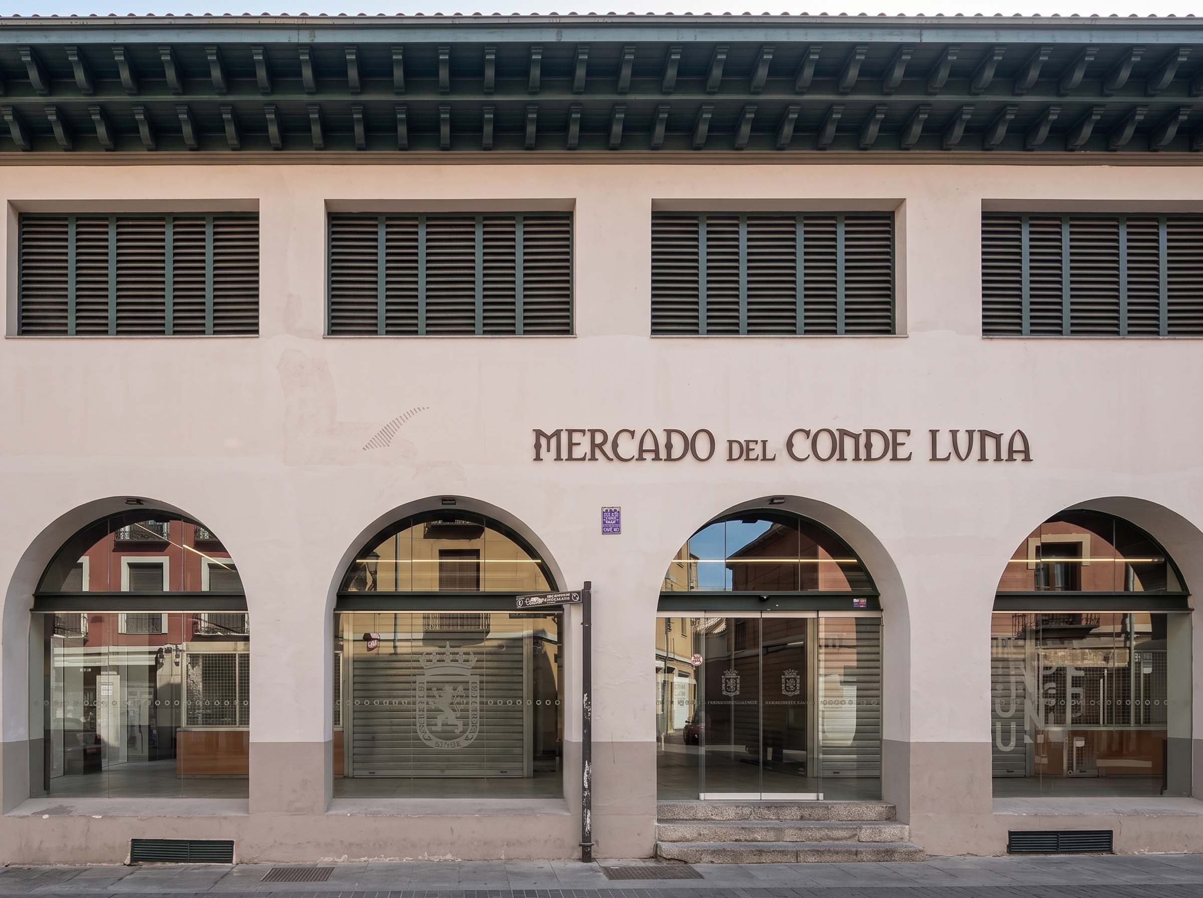 Fachada del mercado del Conde Luna renovada