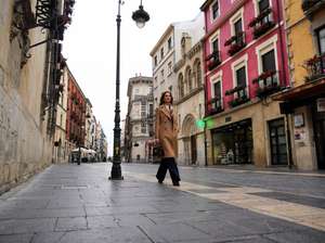 Una buena moza camina por la calle Ancha