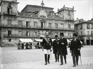 Alfonso XII pasea por la plaza Mayor de León