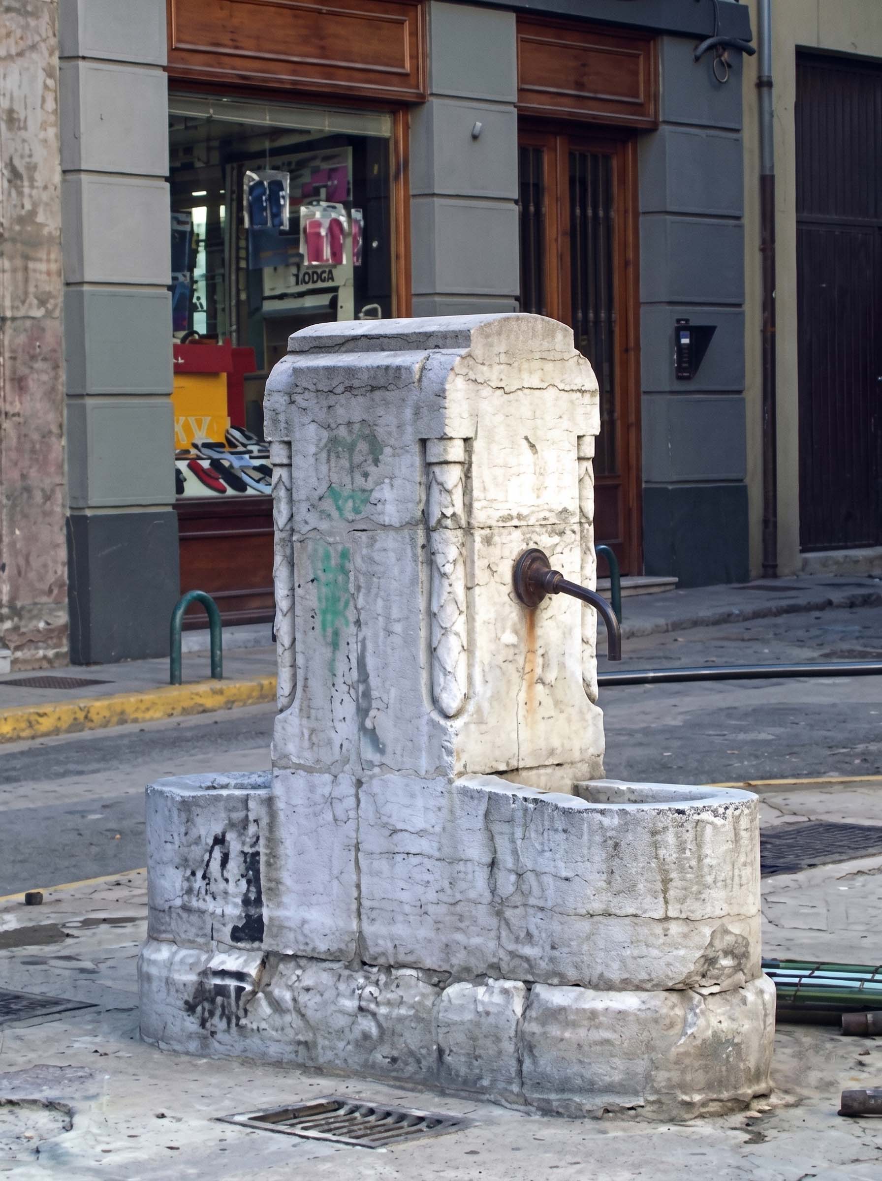 Fuente en la confluencia de las calles Conde Rebolledo y Azabachería en León