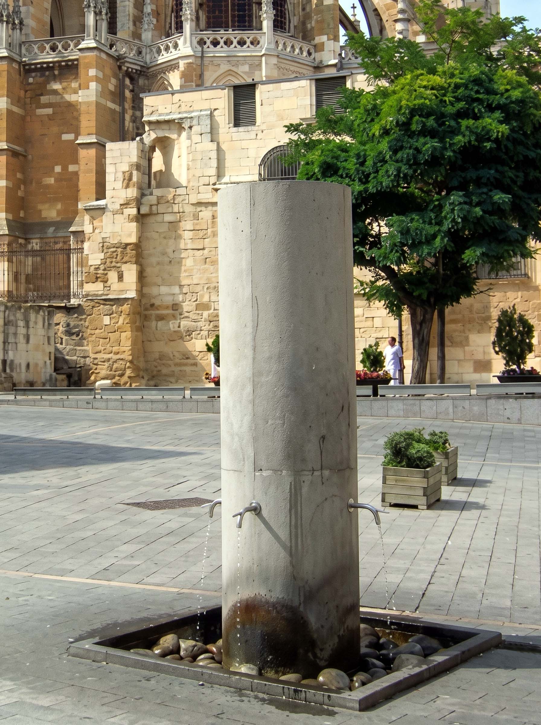 Fuente moderna en la plaza de Puerta Obispo de León