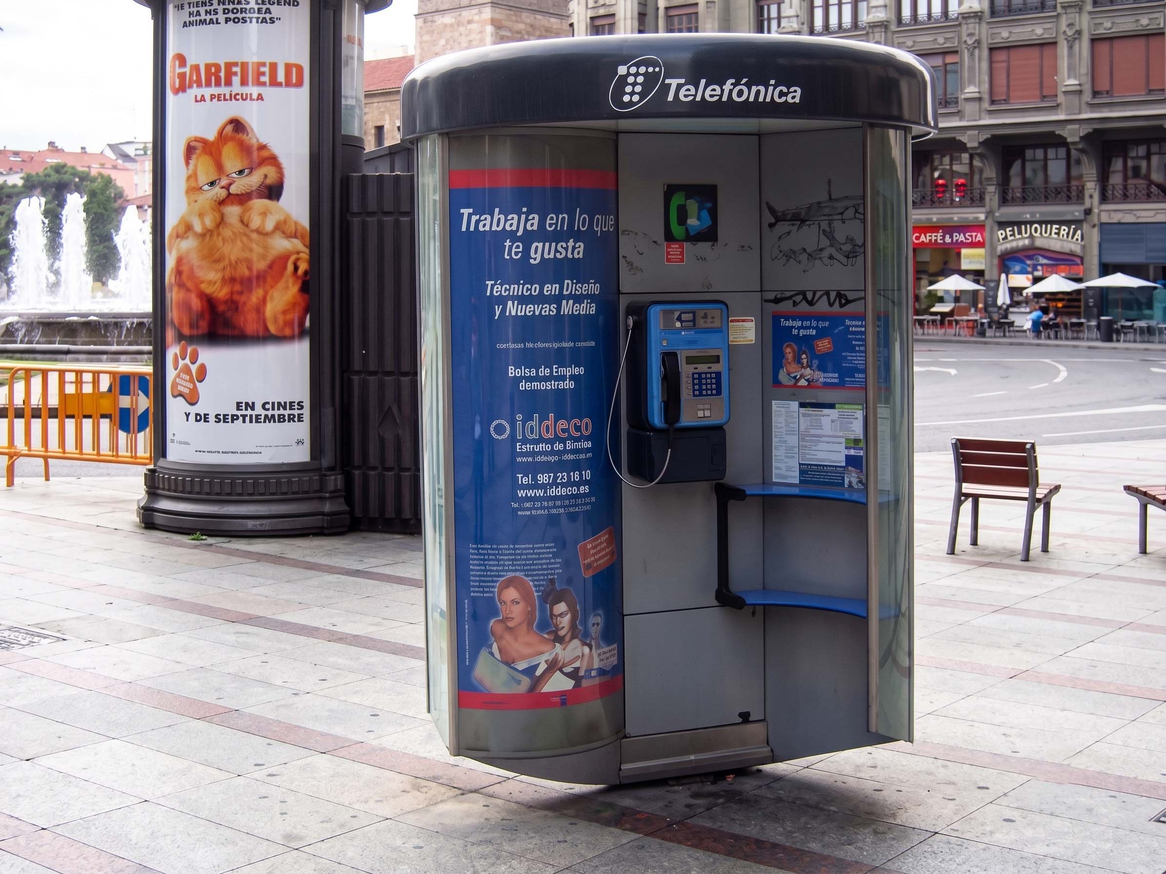 Cabina telefónica en la plaza de Santo Domingo de León.