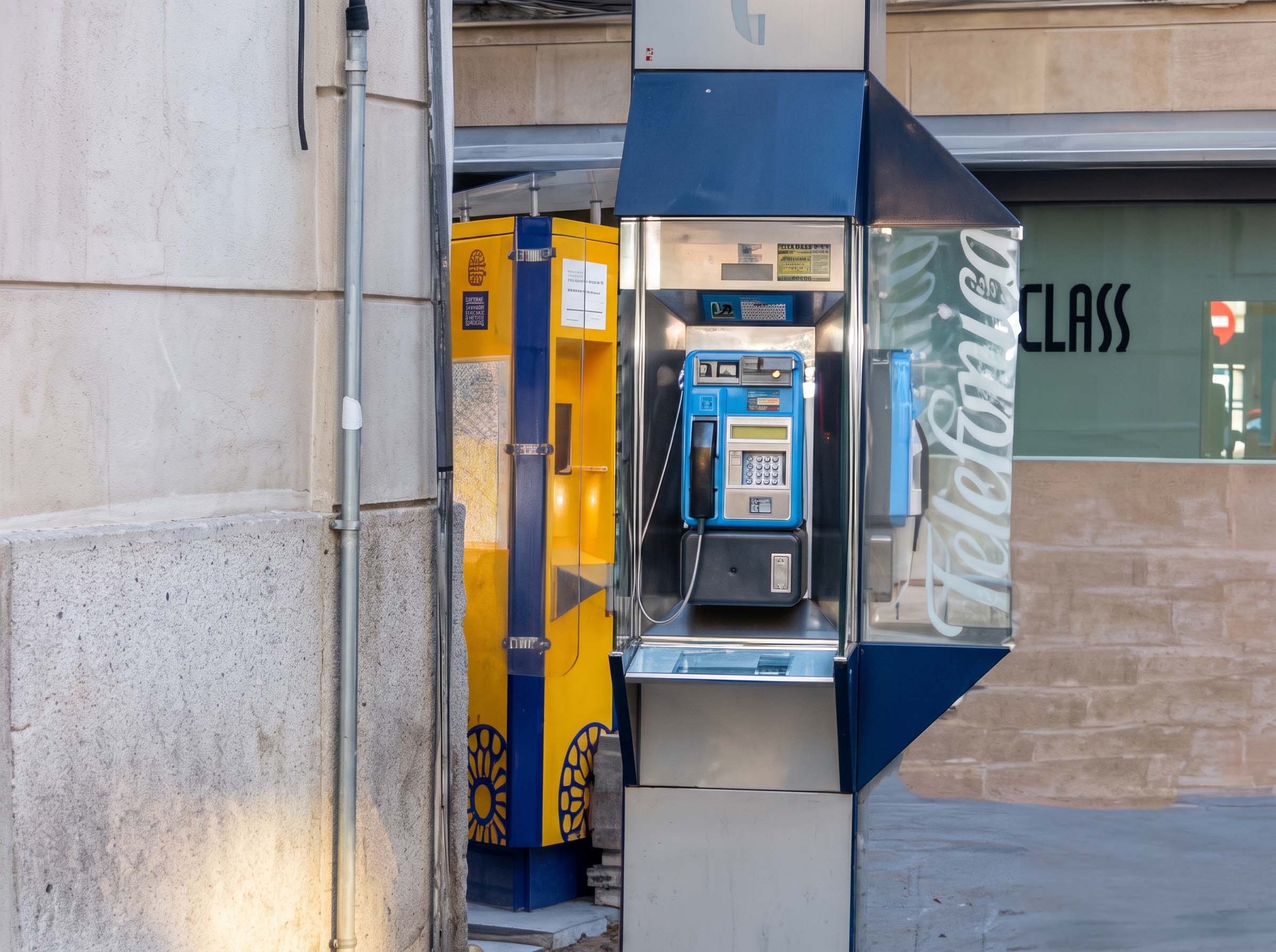 Cabina telefónica en la calle Ancha de León. Barrio Húmedo