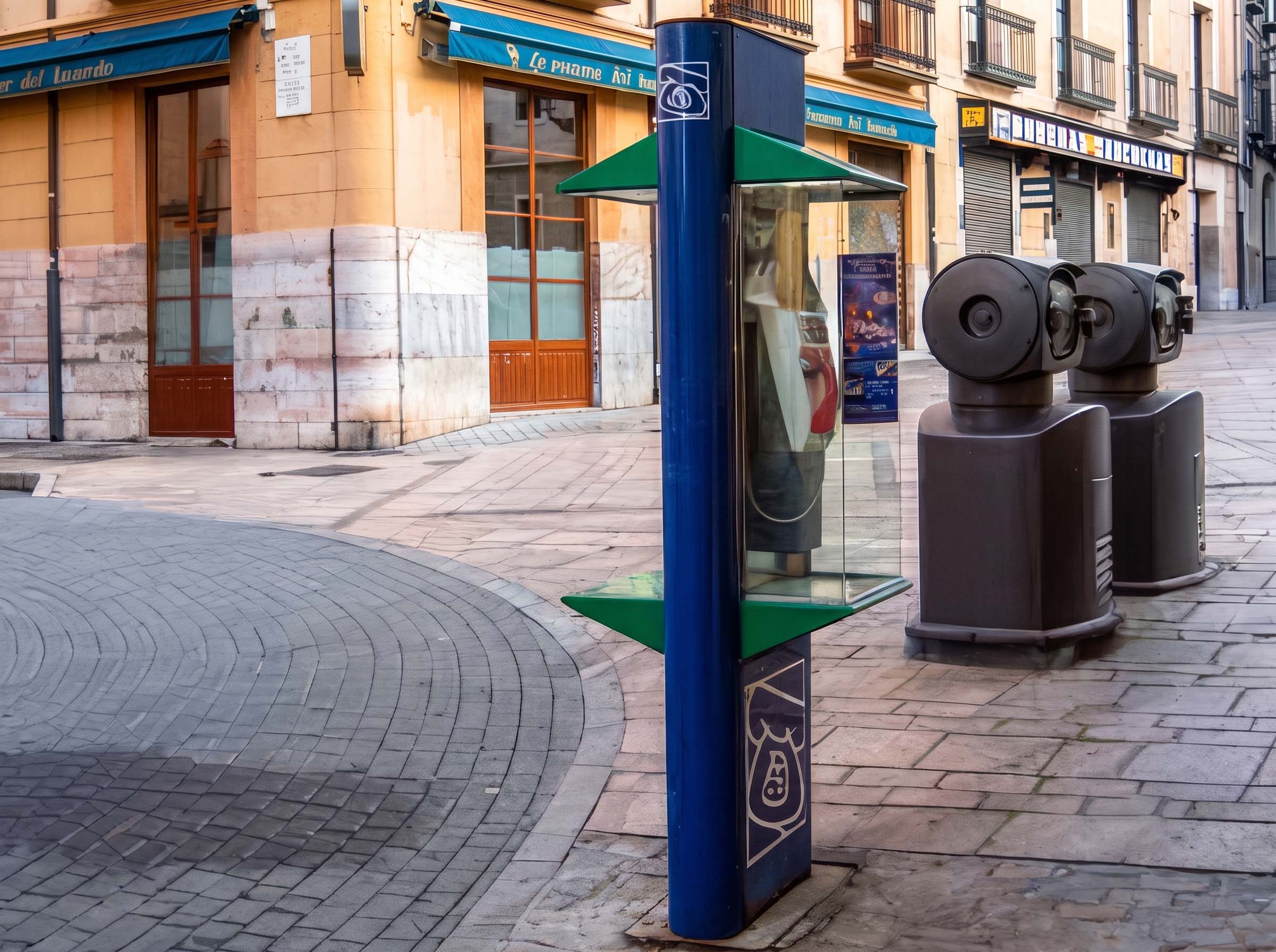 Cabina telefónica en la calle Fernández Cadórniga de León. Barrio Húmedo