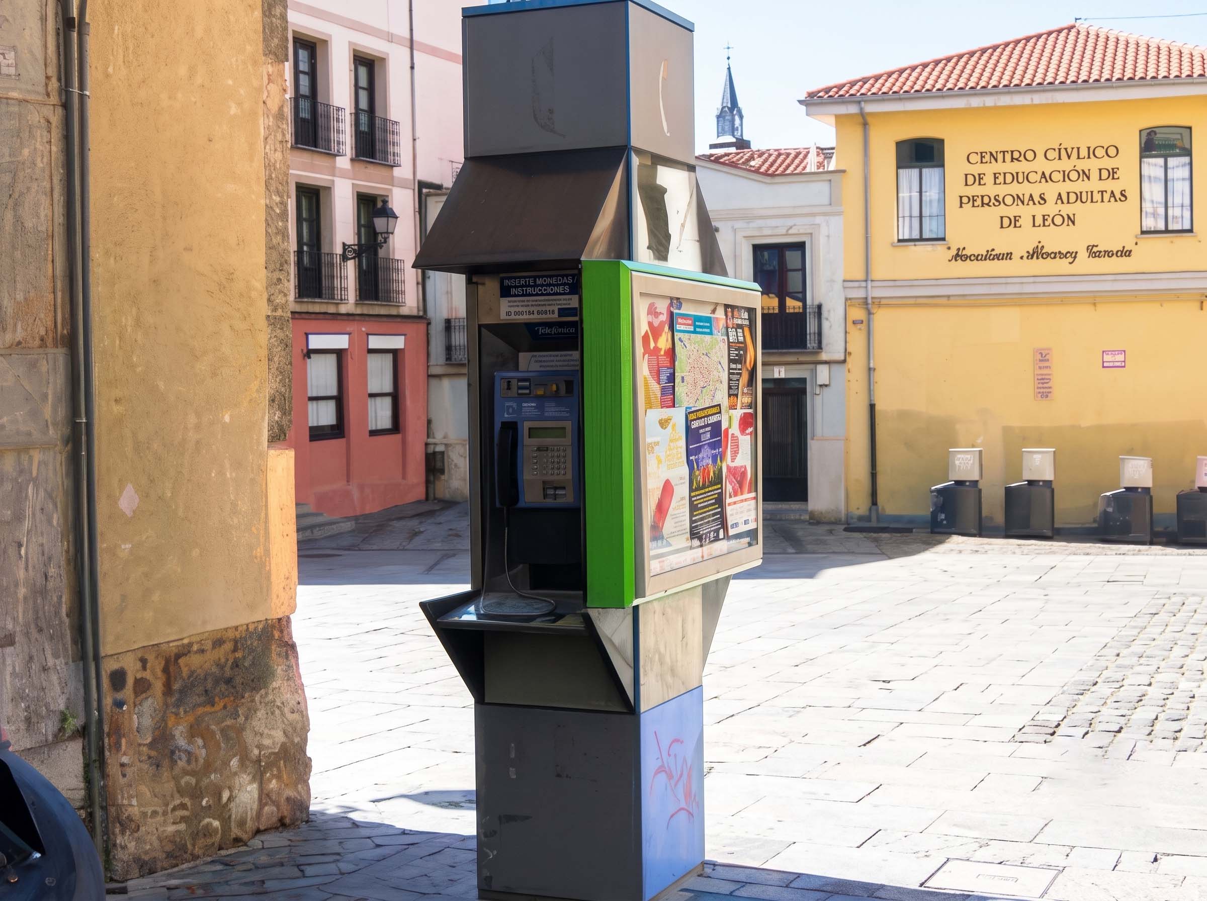 Cabina telefónica en la calle Zapaterías de León. Barrio Húmedo