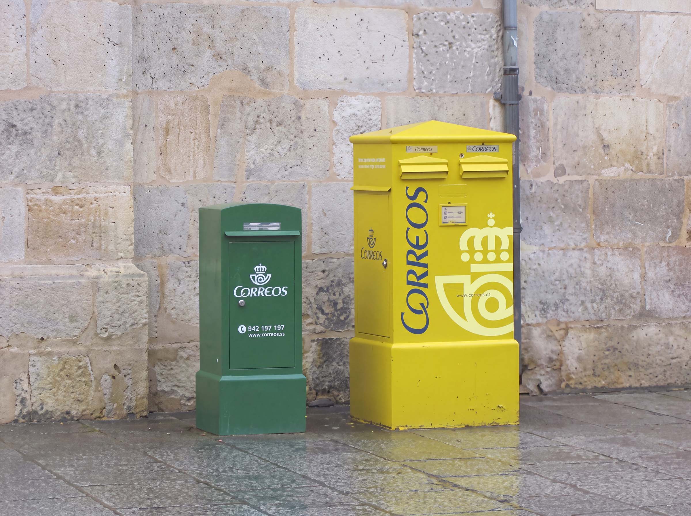 Buzón de Correos pegado a la iglesia de San Marcelo