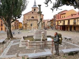 Una peregrina hace una parada en su camino en la plaza del Grano de León