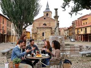 Un grupo de amigos toma algo en la plaza del Grano de León