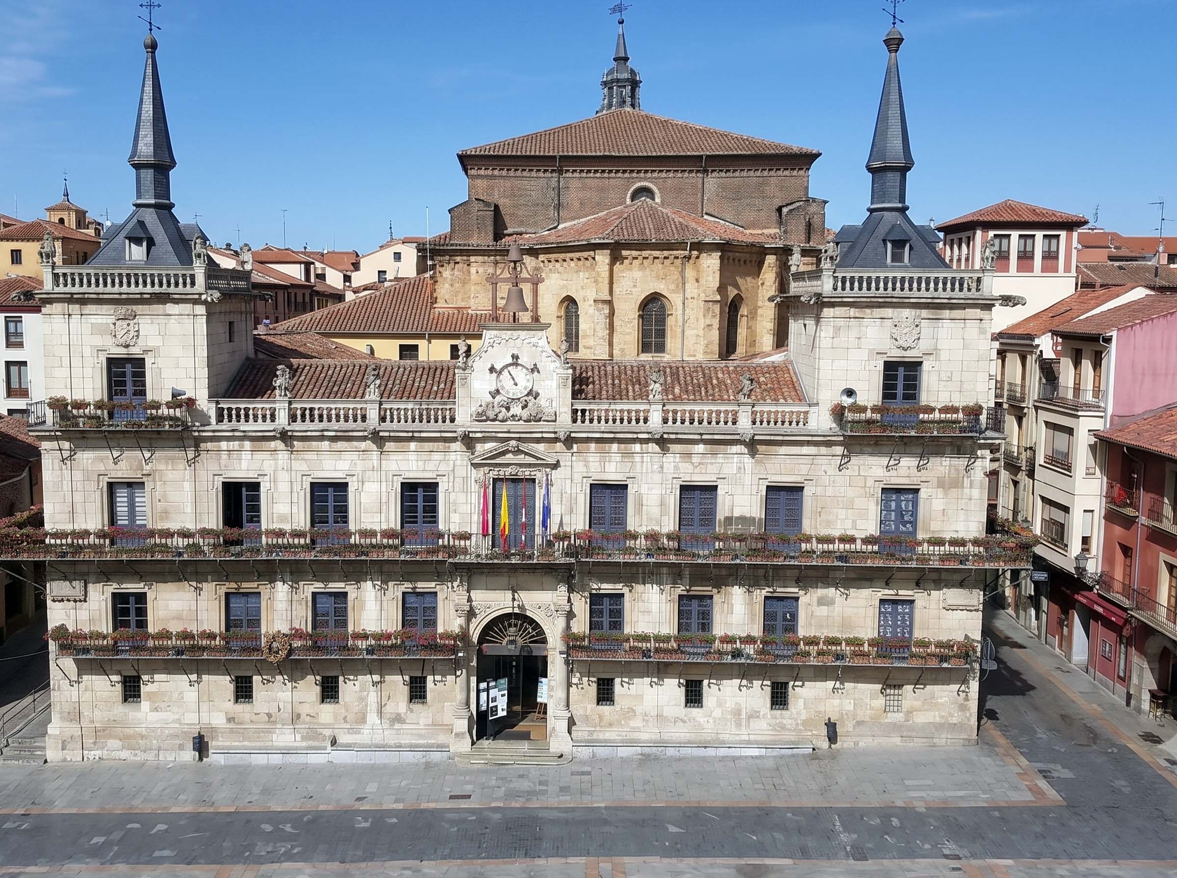 Edificio Consistorio, Mirados o gota de leche, plaza Mayor de León