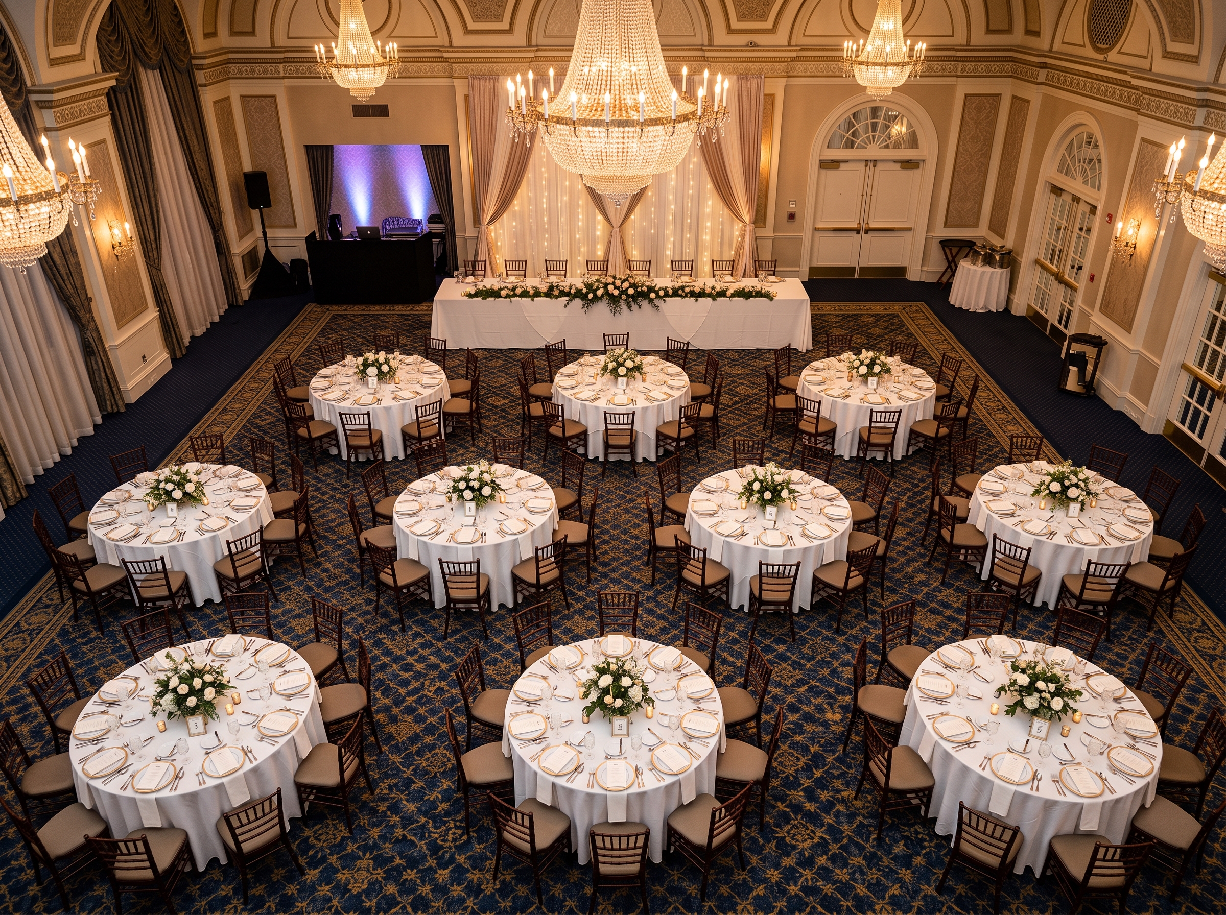 Cjunto de mesas de un salón de banquetes