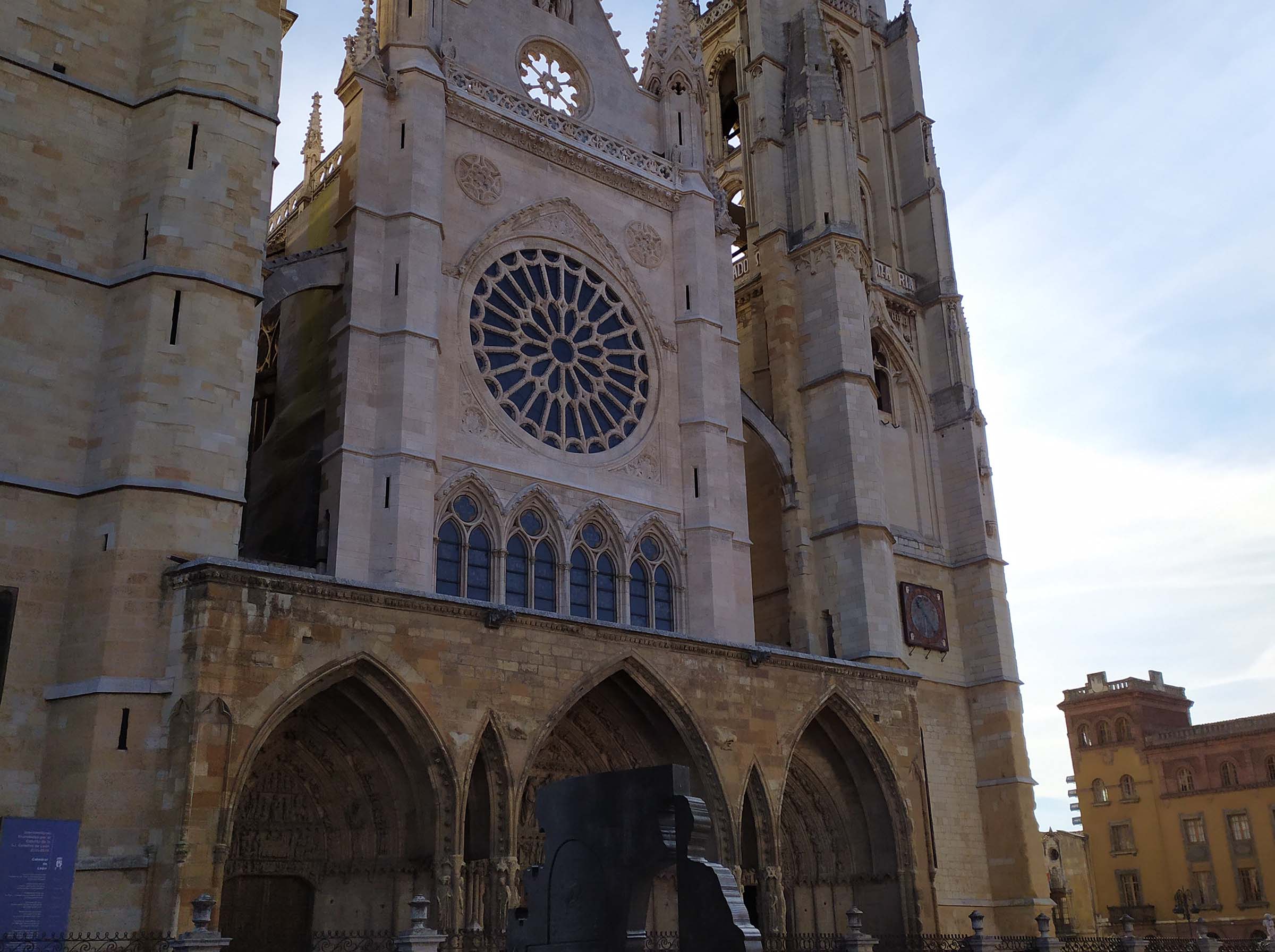 Catedral de León desde el monumento homenaje a loc Constructores de Catedrales