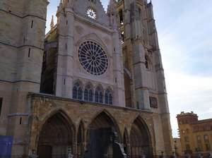 Catedral de León desde el monumento homenaje a loc Constructores de Catedrales