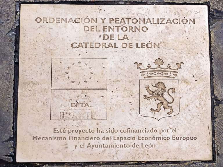 Cartel peatonzliación del casco antigeuo de León. Esta placa está en la calle Ancha