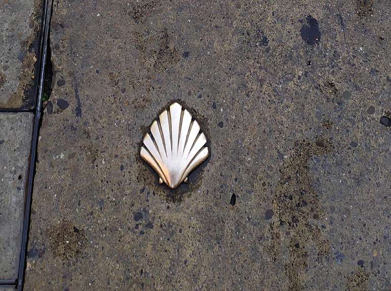 Concha de bronce que marca el Camino de Santiago, calle Ancha, León
