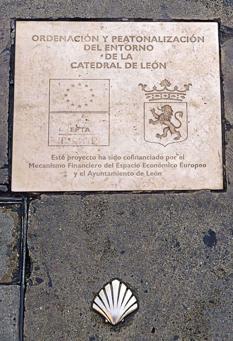 Concha de bronce que marca el Camino de Santiago, calle Ancha, León