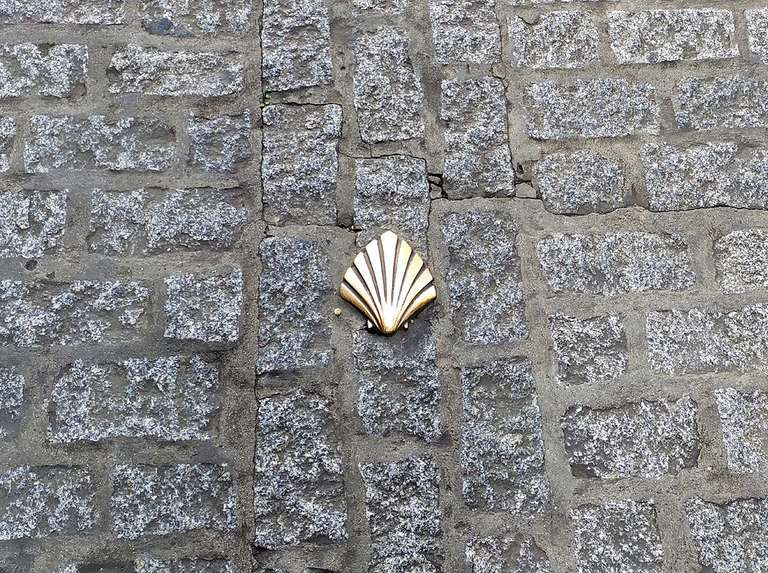 Concha de bronce que marca el Camino de Santiago, calle Herreros, León